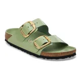 Sandalia Birkenstock modelo Arizona con dos correas anchas de cuero con acabado brillante en color verde. Presenta hebillas grandes metálicas doradas y plantilla anatómica de corcho con suela de goma negra.