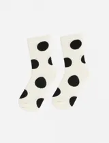 Medias de caña media con estampado de lunares grandes en contraste.