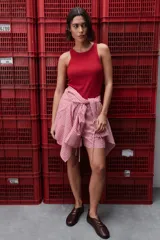 Musculosa de calce ajustado color rojo, confeccionada en algodón con elastano. Presenta escote redondo alto y textura acanalada.