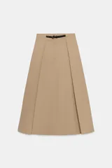 Falda midi de tiro alto en color beige, con diseño evasé y pliegues laterales. Incluye un cinturón fino a contraste en color negro con hebilla metálica y cierre frontal con cremallera y gancho.