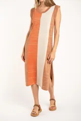 Vestido midi sin mangas, con rayas verticales en tonos naranja, beige y marrón. Confeccionado en tejido de punto suave al tacto.