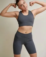 Calza biker de tiro alto, color gris oscuro jaspeado, confeccionada en algodón y lycra opaca. Presenta una faja doble tela sin elástico superior para mayor sujeción.