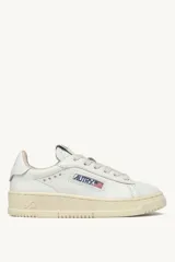 Championes Autry modelo Dallas Low, color blanco con detalles en gris y suela color crema.