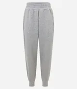 Pantalón deportivo tipo jogger de microfibra pesada, con cintura elástica y bolsillos laterales. Presenta un corte holgado con puños ajustados en los tobillos.