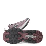 Championes New Balance 410 V9 diseñados para trail running y actividades outdoor, en color violeta con detalles en gris y blanco. Cuentan con entresuela Fresh Foam y suela de gran tracción.