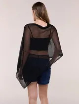 Poncho liviano de tejido de punto fino calado, color blanco, con silueta asimétrica envolvente, escote bote drapeado y mangas integradas estilo capa.