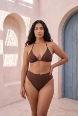 Top de bikini triangular color negro con copas removibles y tiras finas para atar al cuello y la espalda.