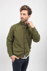 Cardigan de punto color verde oliva, con cuello alto, cierre frontal de botones grandes en tono marrón y bolsillos frontales tipo parche.