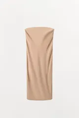Vestido midi tipo forro con escote recto y diseño strapless. Presenta una silueta recta y fluida con abertura en la espalda.