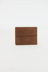 Billetera combinada en cuero marrón con costuras decorativas y pequeño aplique metálico de estrella y líneas en el frente. Interior con compartimentos y forro de algodón.
