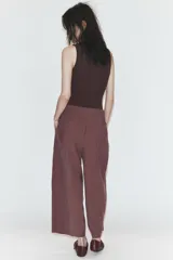 Pantalón de tiro medio con corte estilo balloon, cintura elástica ajustable con cordones, bolsillos laterales ocultos y bolsillos de plastrón en la parte trasera.