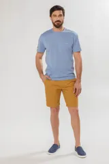 Bermuda clásica color beige con bolsillos laterales y traseros, confeccionada en algodón con spandex.