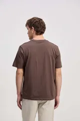 Remera de manga corta color gris con cuello redondo y estampa frontal con la inscripción "Mistral".