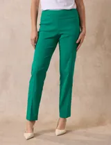 Pantalón celeste en gabardina elastizada marca Zac & Rachel. Pretina ancha con faja interna modeladora. Largo de pierna con costura frontal pespunteada. Trasera con bolsillos ojal simulados.