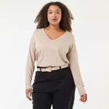 Camiseta de punto color beige con cuello en V y manga larga, de corte clásico y ajuste cómodo.