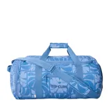 Bolso tipo duffle de gran capacidad, color celeste con estampado floral geométrico. Cuenta con cierre principal, bolsillo frontal con cierre, correas de mano y correa de hombro ajustable y extraíble. Incluye logo de la marca bordado en el frente.