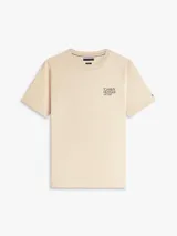 Remera de manga corta color beige de Tommy Hilfiger, con cuello redondo y pequeño logo gráfico estampado en el pecho.