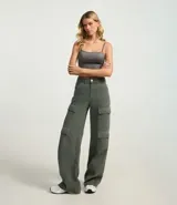 Top cropped de tirantes finos, escote cuadrado y corte ajustado, color rojo oscuro.