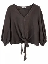 Blusa de lino color chocolate, con escote en V, mangas tres cuartos abullonadas con puños elásticos y detalle de nudo ajustable en el frente.