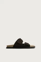 Sandalias de piel de acabado serraje en color marrón, con dos tiras anchas ajustables con cierre adherente en el empeine, plantilla anatómica y suela plana.