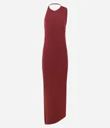 Vestido largo negro de microfibra, corte ajustado al cuerpo, con cuello redondo y escote tipo nadador en la espalda. Presenta una abertura lateral alta en la falda.