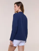 Chaqueta de algodón verde militar, marca Dash, con bolsillos simulados en el frente y terminaciones desflecadas.