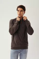 Sweater tejido color borgoña con medio cierre, cuello alto y logo bordado en el pecho.