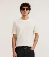 Remera de manga corta con cuello redondo, confeccionada en tejido texturizado de algodón y poliéster.