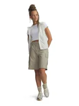 Campera técnica 3 en 1 con diseño modular, confeccionada en tejido ripstop de nailon resistente al agua con acabado brillante. Presenta un diseño bicolor en tonos beige y blanco, con capucha, cierre frontal, puños elásticos y bolsillos funcionales.