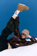 Gorra tipo cap confeccionada en corderoy color camel, con isologo bordado a tono en el frente y tira de ajuste con hebilla metálica en la parte posterior.