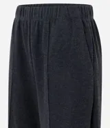 Pantalón wide leg de corte recto y holgado, color gris oscuro, con cintura elástica y costura central vertical en el frente. Confeccionado en una mezcla de poliéster y algodón.