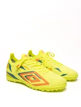 Championes de fútbol Umbro, color negro con detalles en fucsia, turquesa y plateado. Diseño con cordones y suela de goma para césped artificial.