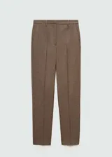 Pantalón de tiro medio con diseño crop, corte skinny y estampado a cuadros tipo tartán en tonos marrones y negros. Cuenta con trabillas en la cintura, bolsillos laterales y cierre oculto con botón, gancho y cremallera.