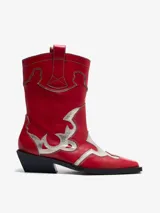 Bota cowboy roja de cuero, con detalles plateados y puntera.