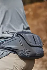 Riñonera de hidratación Thule Rail 4L color azul oscuro, diseñada para ciclismo. Incluye depósito de hidratación de 1,5 litros, sistema de manguera magnética ReTrakt, bolsillos organizadores internos, bolsillos laterales de acceso rápido y bolsillo estructurado para teléfono.