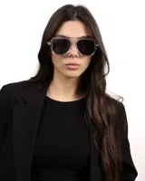 Lentes de sol estilo aviador con marco grueso de acetato negro y cristales oscuros polarizados con protección UV400.