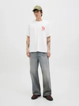 Remera blanca de algodón con cuello redondo y manga corta. Estampado en la espalda con un tigre, un sol y texto en color naranja.