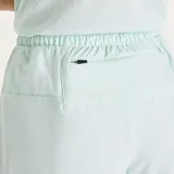 Short deportivo de running New Balance, color verde menta, con cintura elástica, aberturas laterales y forro interior de malla para mayor sujeción.