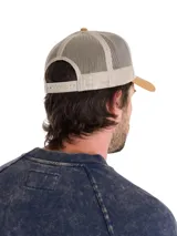 Gorro trucker Caterpillar Diamond de 7 paneles, con frente y visera de color tostado, corona gris melange y malla posterior en tono tostado. Cuenta con parche bordado con el logo de la marca en el frente.