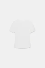 Camiseta rosa de cuello redondo y manga corta con estampado frontal de la frase "I ❤️ BEING DRAMATIC" con strass. Corte slim fit.