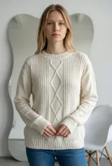 Sweater de chenille color rosado, con cuello redondo, mangas largas y diseño de tejido con rombos en el frente.