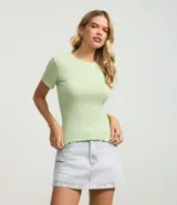 Blusa básica de manga corta y cuello redondo, confeccionada en viscosa texturizada de canalé con elastano y detalle de terminación ondulada en el bajo.