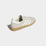 Championes Adidas Handball Spezial de ante vacuno en color beige, con las clásicas tres tiras laterales en blanco, suela de goma color caramelo y detalles dorados con el nombre del modelo en el lateral.