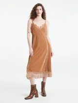 Vestido lencero largo color marrón, de terciopelo con breteles finos regulables y detalles de encaje en escote y ruedo.