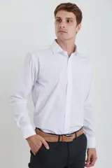 Camisa de vestir blanca, de corte clásico, con cuello italiano y mangas largas.
