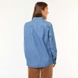 Camisa de jean de corte clásico, con cuello camisero, cierre frontal de botones y dos bolsillos con solapa en el pecho. Presenta mangas largas con puños abotonados.