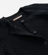 Cardigan de punto negro con textura acanalada, cierre frontal con botones, cuello redondo y mangas largas con puños ajustados.