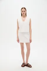 Chaleco blanco sin mangas confeccionado en algodón, con cuello en V y diseño bordado.