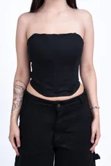 Corset fucsia con ballenas verticales y escote recto.