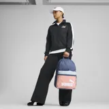 Mochila Puma Phase Color Block, azul con detalles en salmón y blanco. Logo de Puma estampado en el frente.